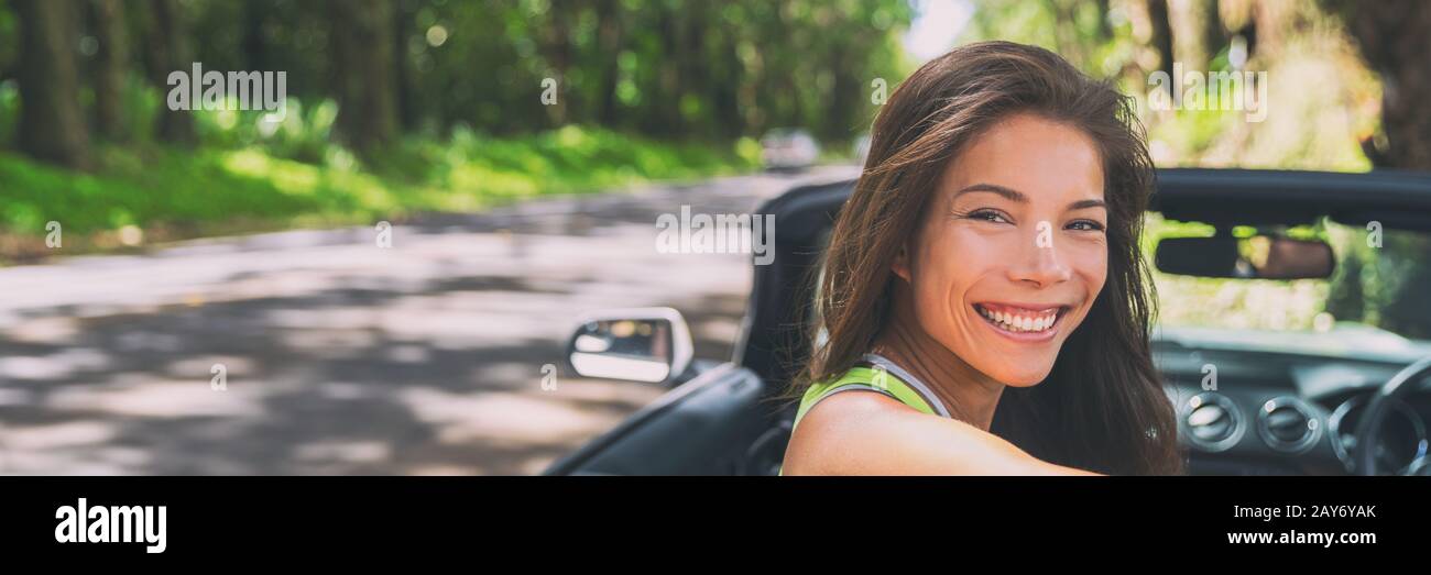 Donna dell'autista asiatico sorridente felice di rilassarsi in auto convertibile durante la vacanza estiva di viaggio su strada. Destinazione di viaggio in viaggio attraverso Hawaii, banner panorama. Foto Stock