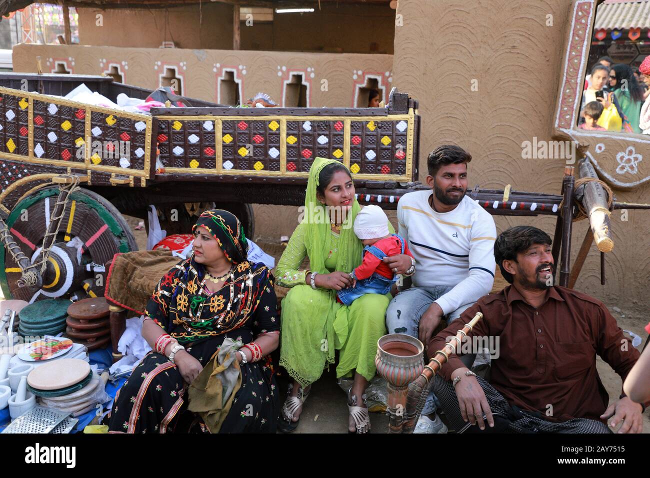Surajkund, Faridabad, Haryana, India - 14 febbraio 2020 - Famiglia indiana di venditori di artigianato durante il 34th Surajkund International Crafts Mela. Th Foto Stock
