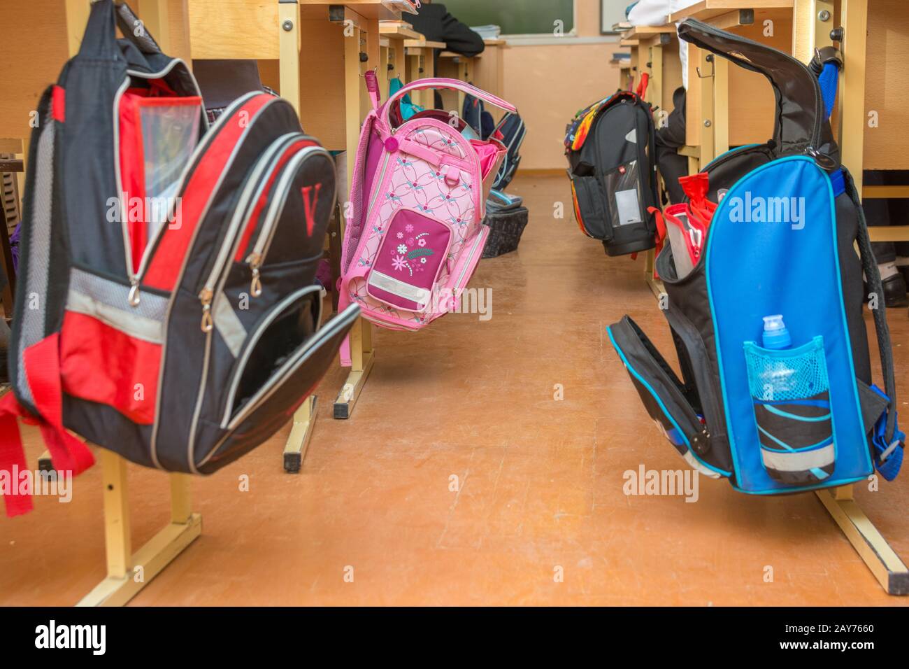 Anapa, Russia - 28 Febbraio 2017: scuola di sacchi appesi su appendiabiti su entrambi i lati del corridoio tra le scrivanie in aula Foto Stock