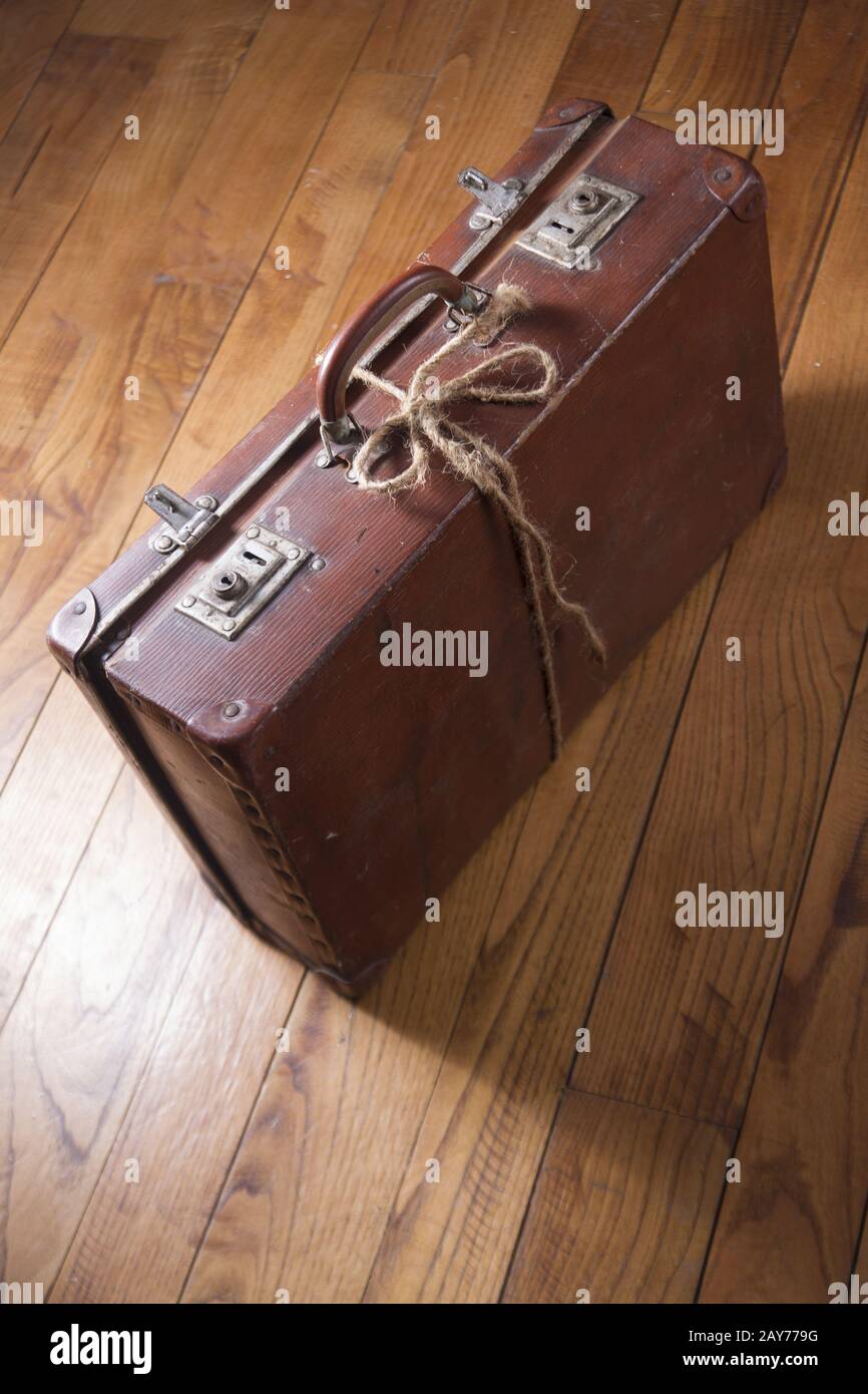 Vecchia valigia di cartone Foto stock - Alamy