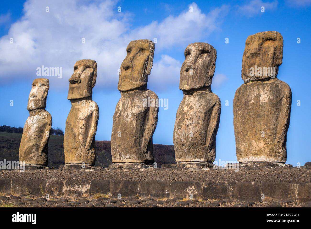 Moais statue, ahu Tongariki, isola di pasqua Foto Stock