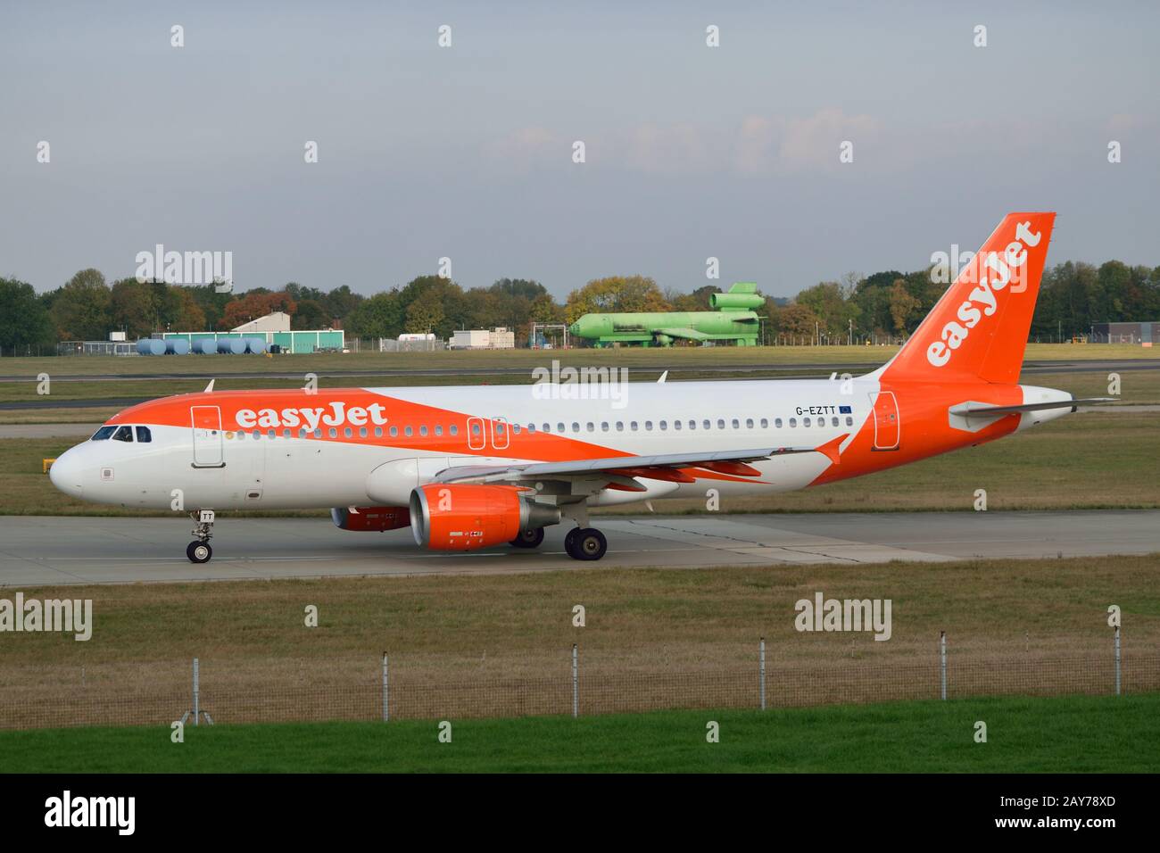 L'aereo easyJet che tassava per la partenza come aereo Jet2 parte sullo sfondo dell'aeroporto di Londra Stansted Foto Stock