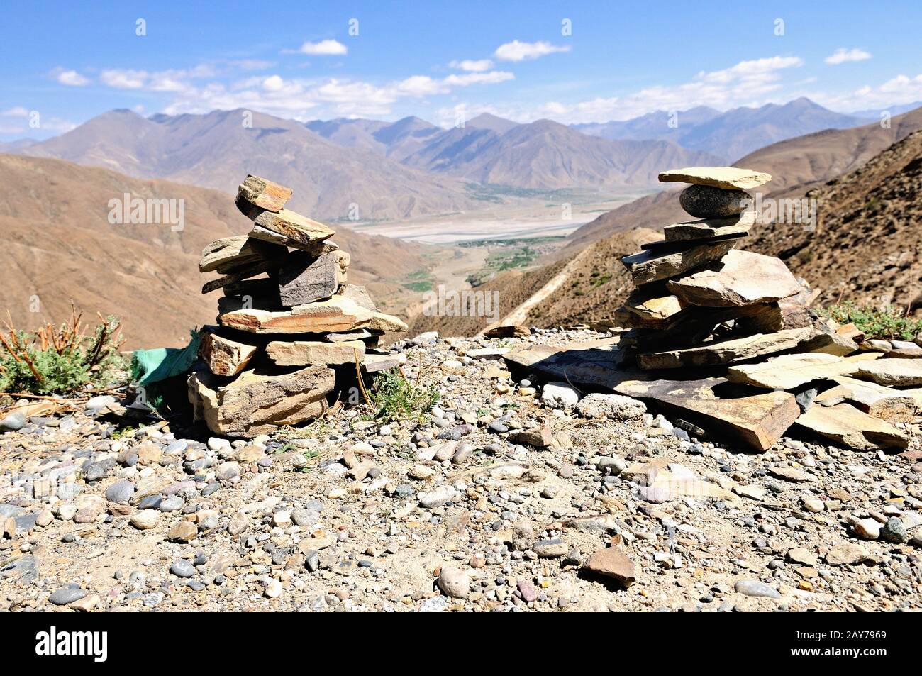 Torri di pietra sopra la valle del fiume Yarlung Zangbo in Tibet Cina Foto Stock