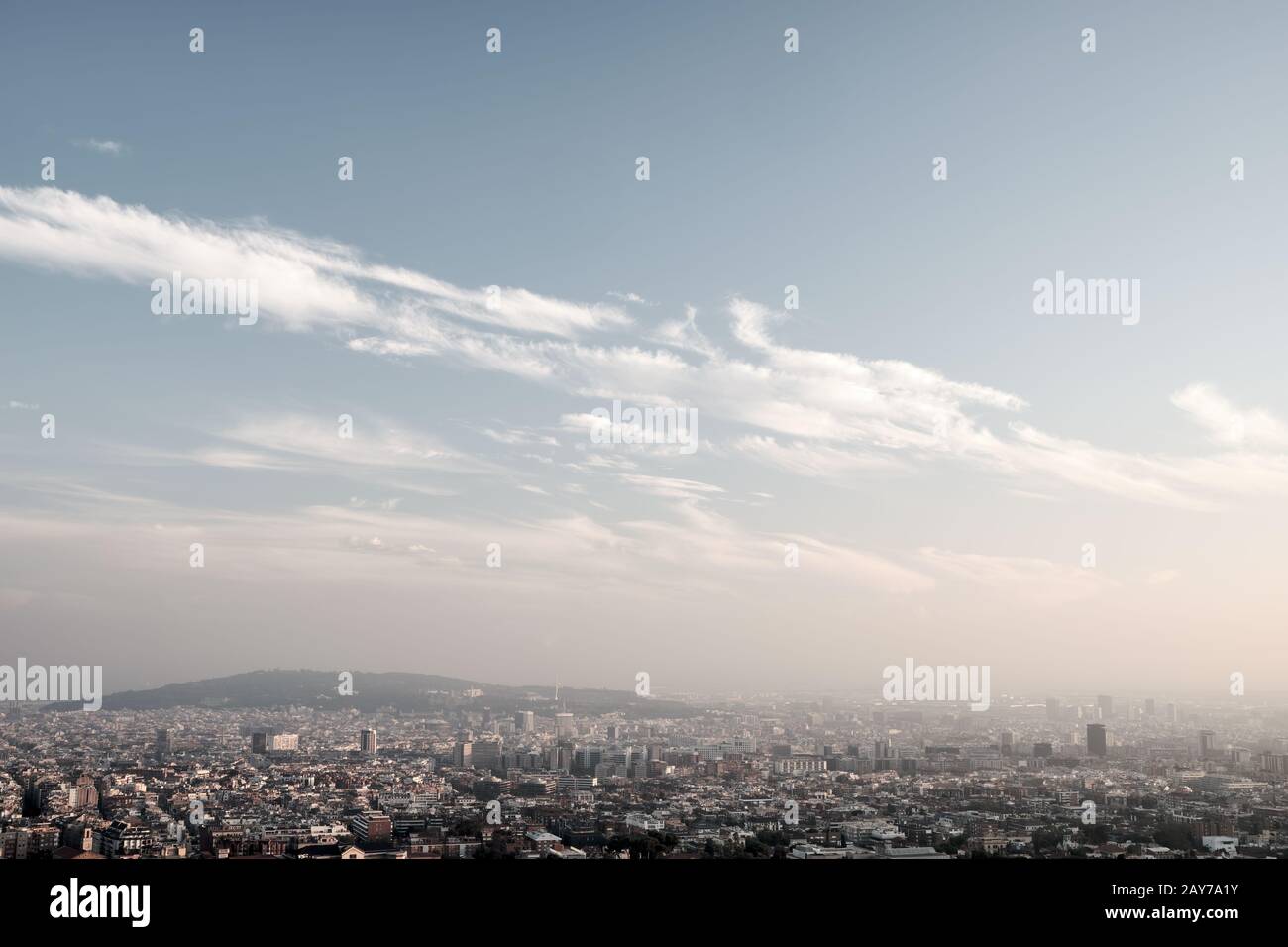 Panorama della città in giornata di sole con nuvole diagonali Foto Stock