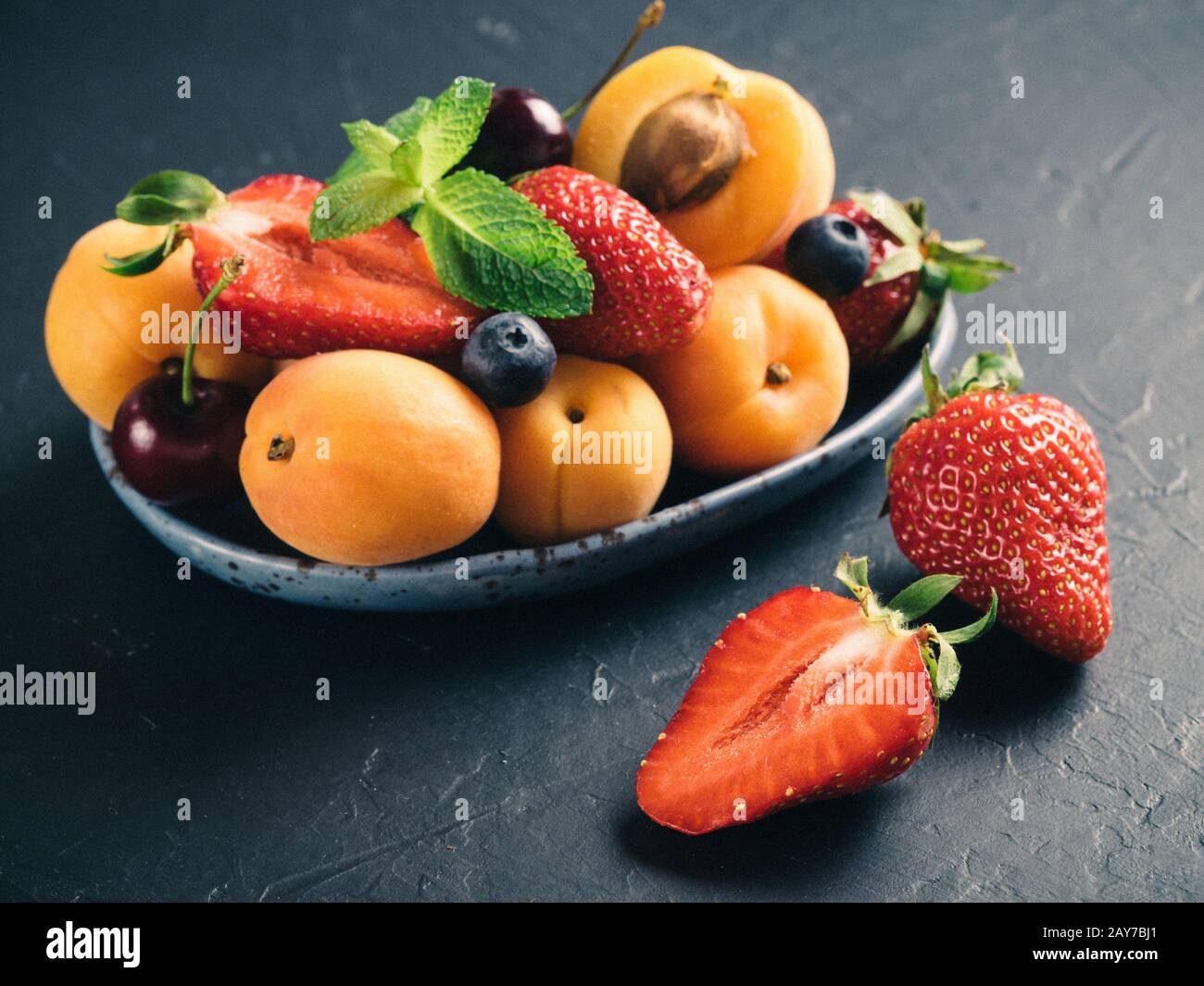 Fragola matura, albicocca e mirtilli Foto Stock
