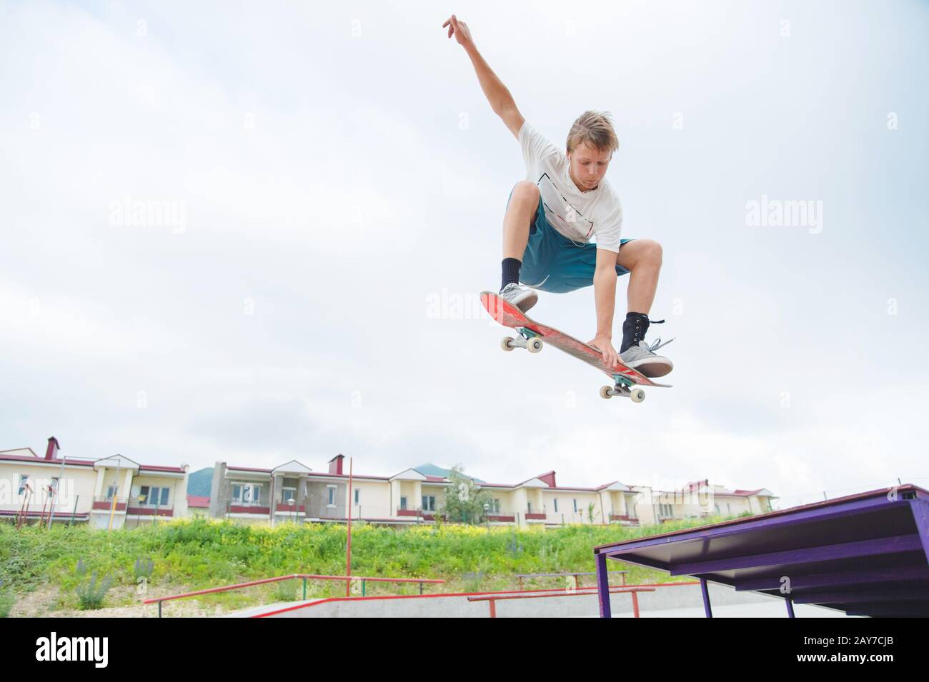 Giovane skateboarder in un salto Foto Stock