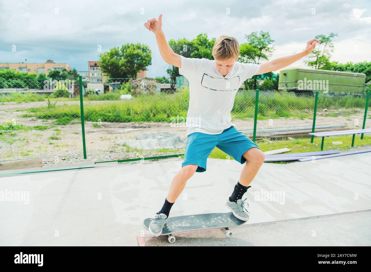 Il ragazzo prende l'equilibrio nel manuale e scivola Foto Stock