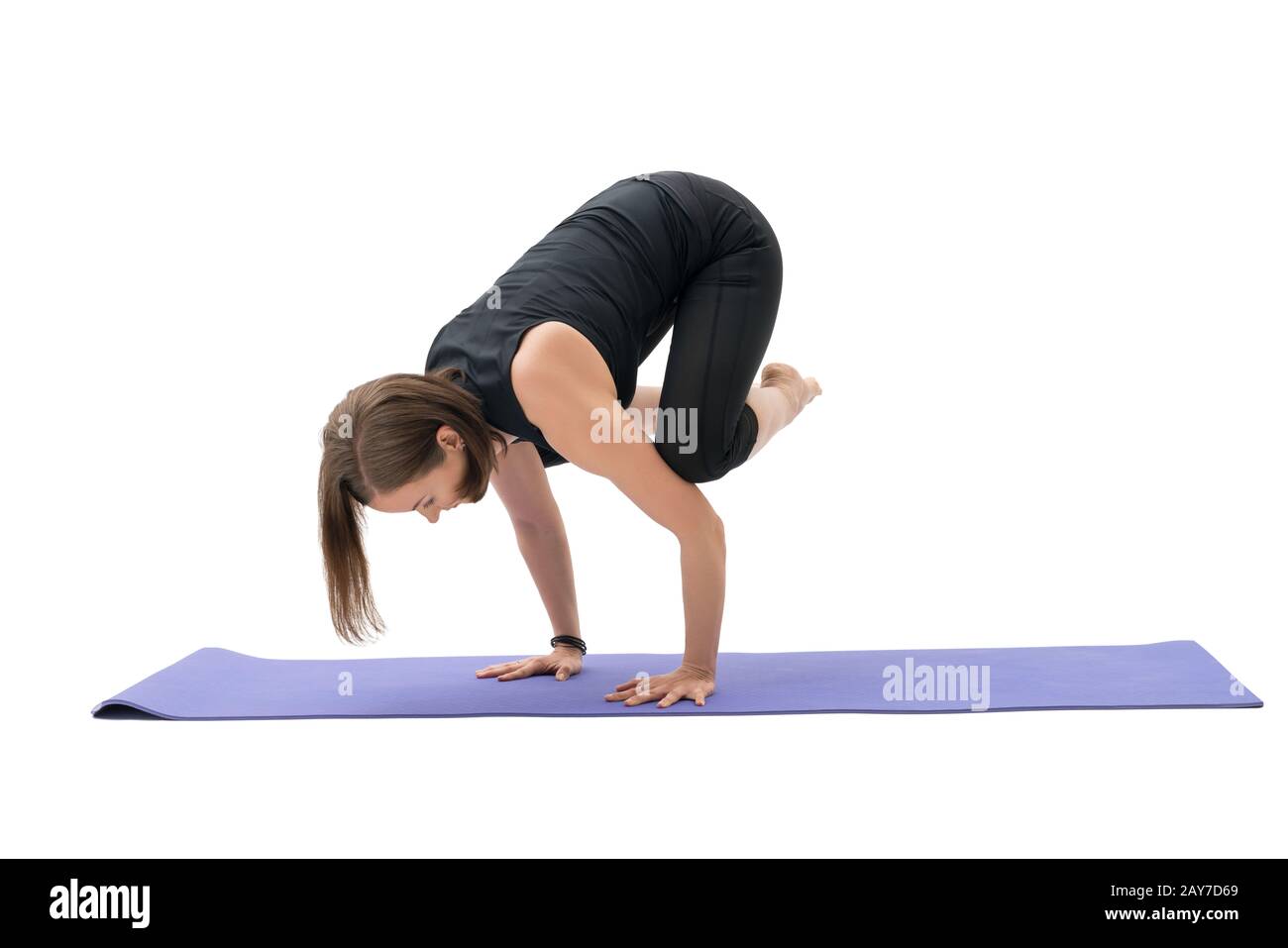 Donna facendo handstand in studio shot isolato Foto Stock