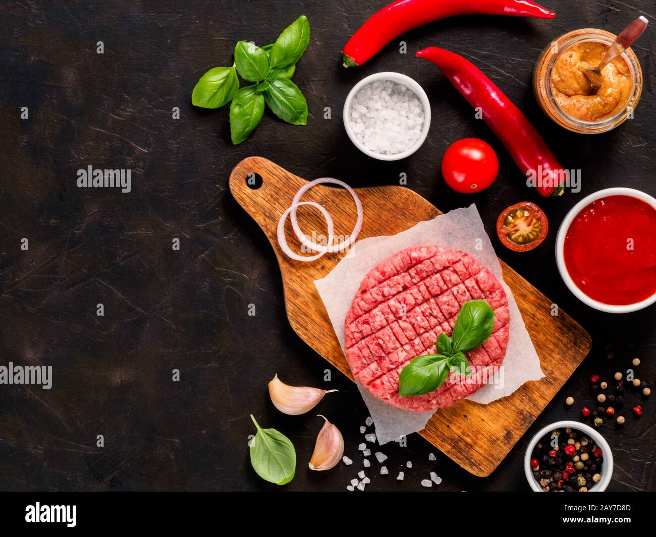 Bistecca di manzo cruda per hamburger con spezie e verdure Foto Stock