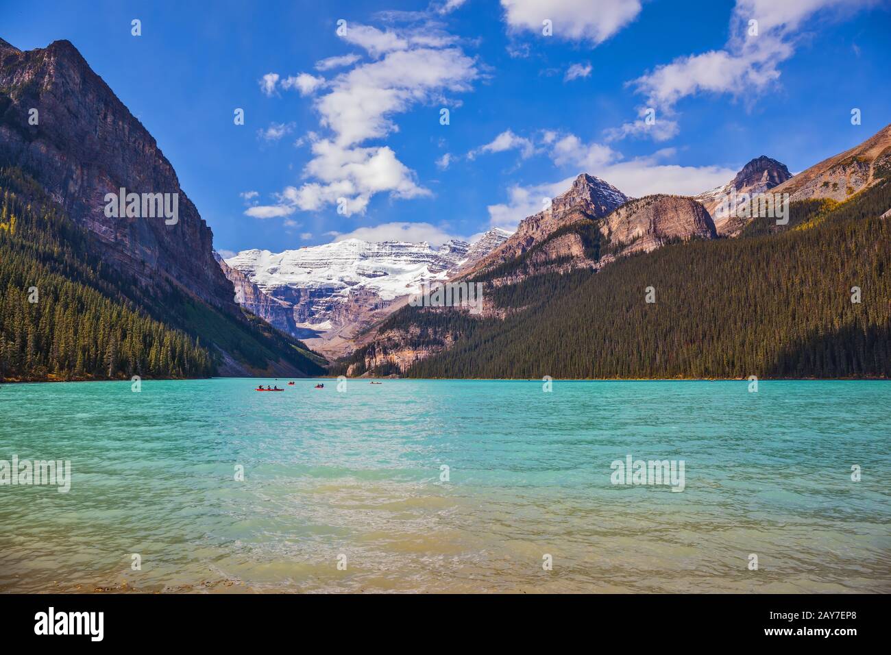 Lago Louise, Montagne Rocciose, foreste di pini e ghiacciai Foto Stock