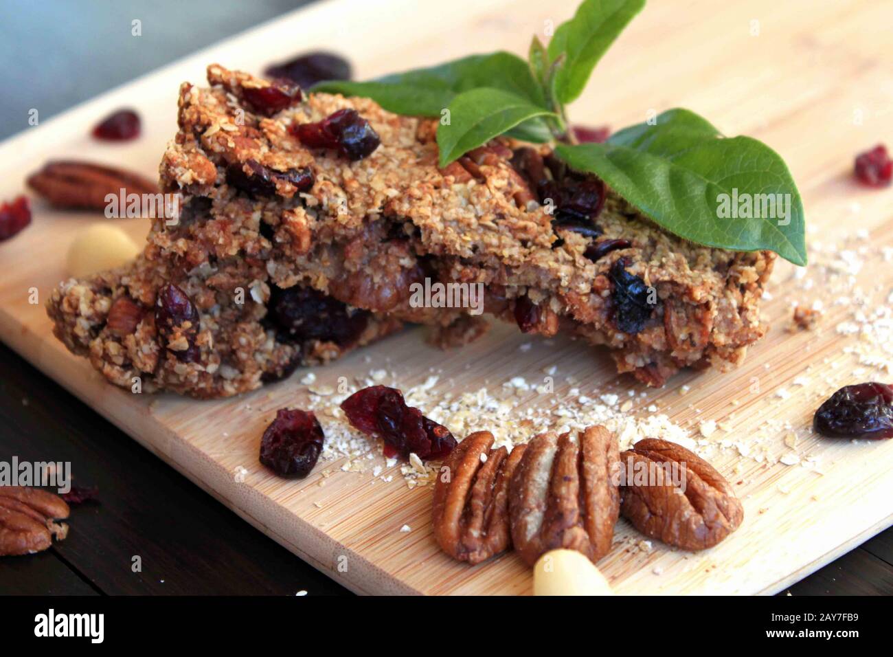 Gustoso muesli bar fatto in casa. Barra grano e dado. Barretta di burro di arachide. FIT dolcies.A delizioso e sano muesli bar. Uno spuntino sano Foto Stock