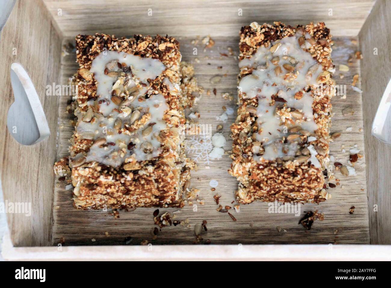Bar di semi di girasole fatti in casa. Bar di grani e pips. Barra energetica. Uno spuntino sano e gustoso. Snack di cocco fatto in casa. Sungflower Seed bar con cioccolato Foto Stock