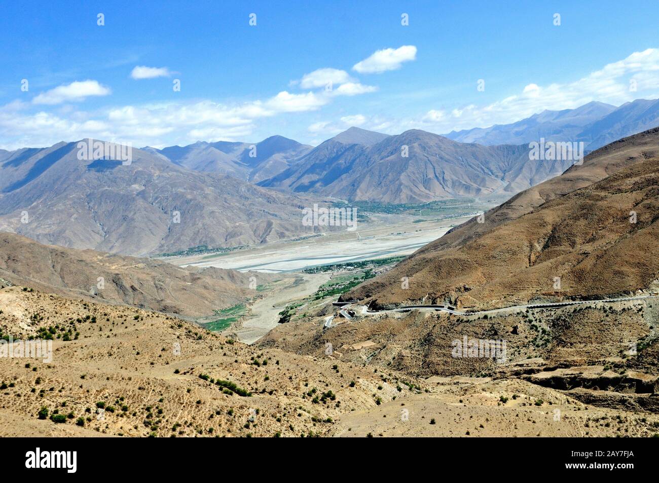 Alta da Yarlung Zangbo River Valley al Passo di Kampa la in Tibet Cina Foto Stock