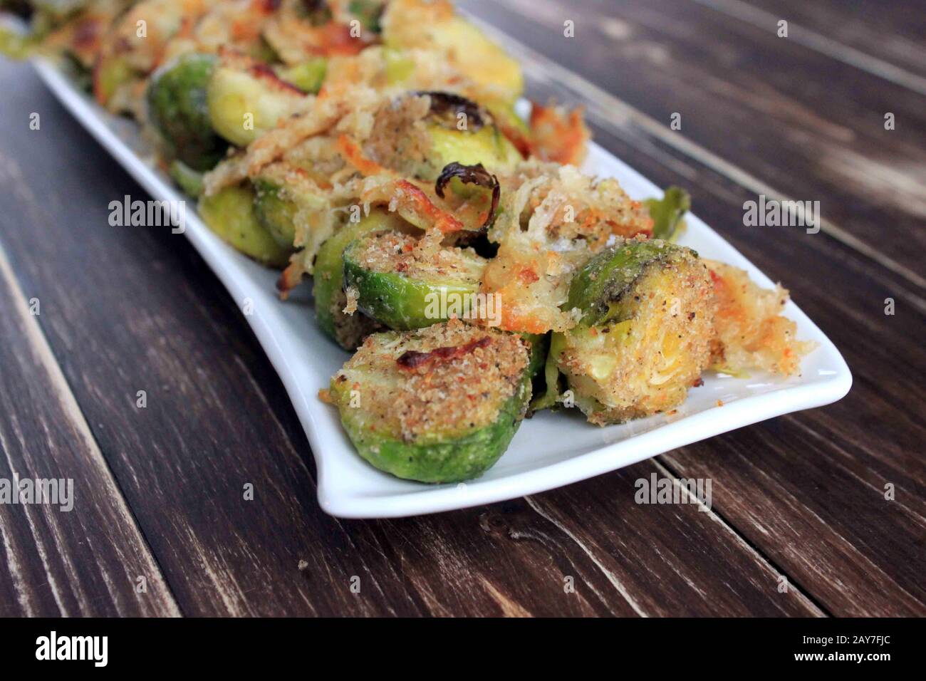 Cavolini di Bruxelles cotti con formaggio. Snack fatti in casa e gustosi, Oltre alla cena. Verdure cotte. Foto Stock