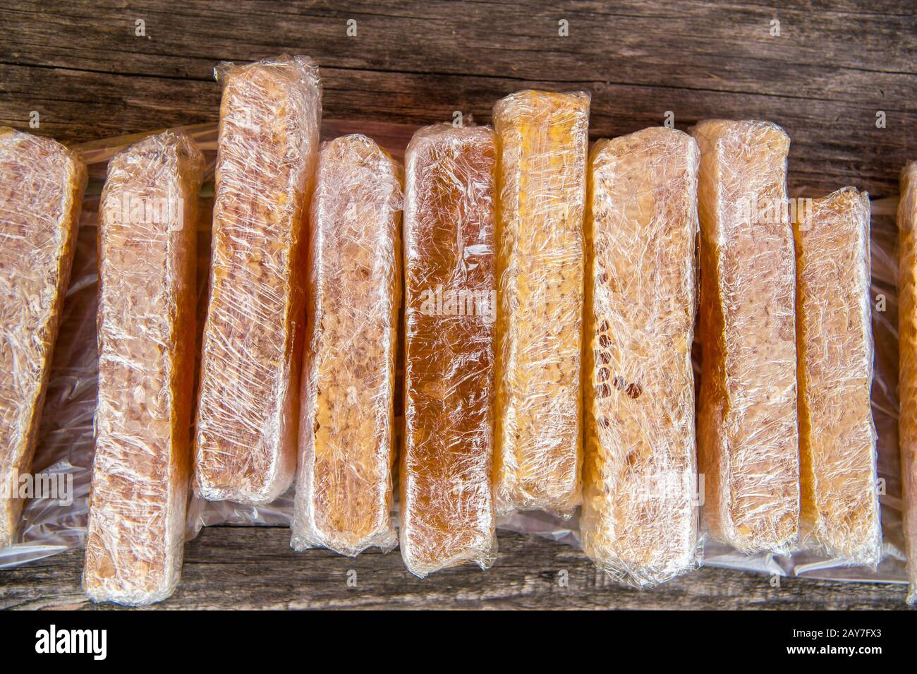 Miele con nidi d'ape confezionati in involucri di plastica Foto Stock