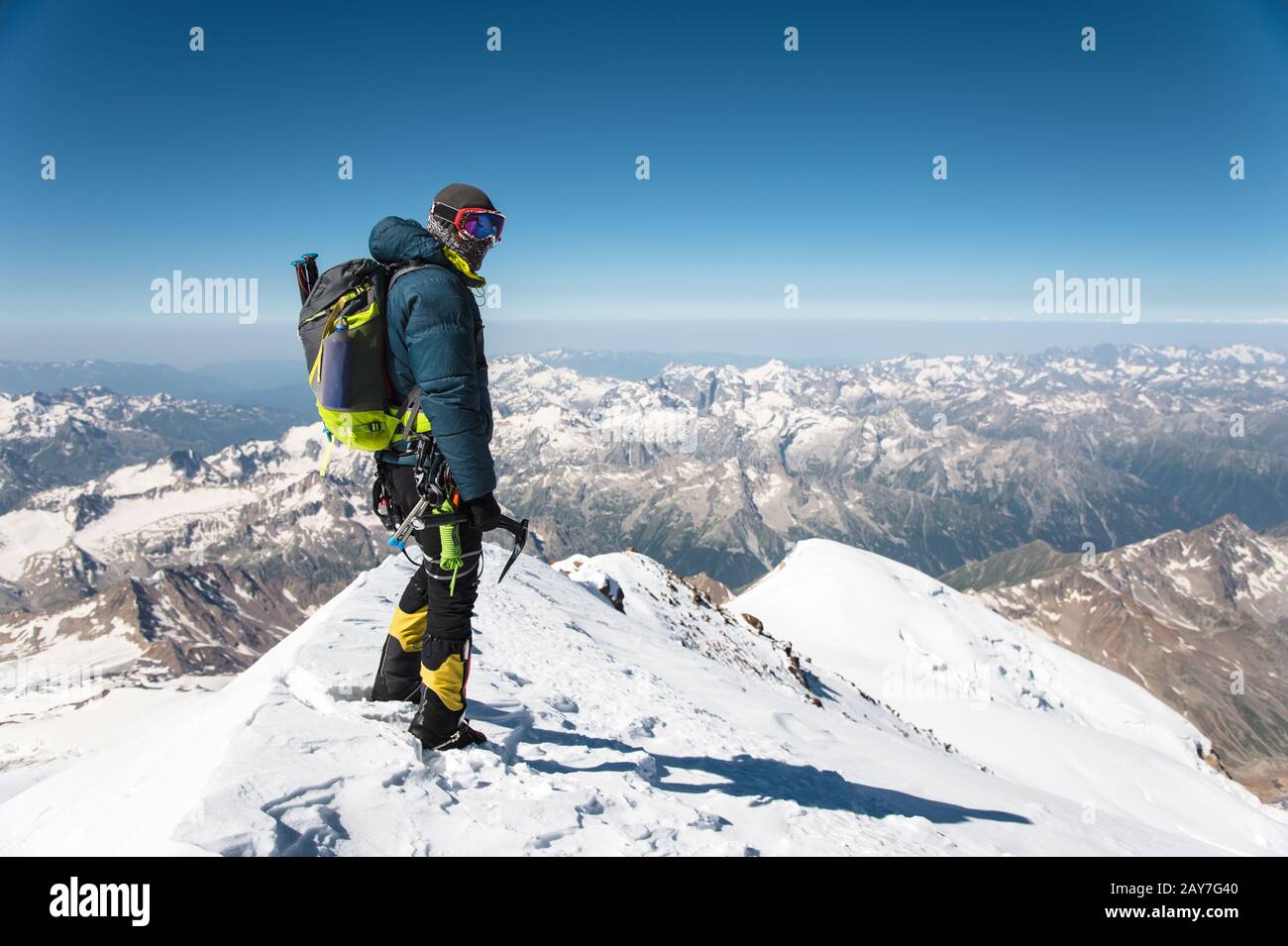 Guida professionista: Arrampicatore sulla cima innevata del vulcano Elbrus che dorme Foto Stock
