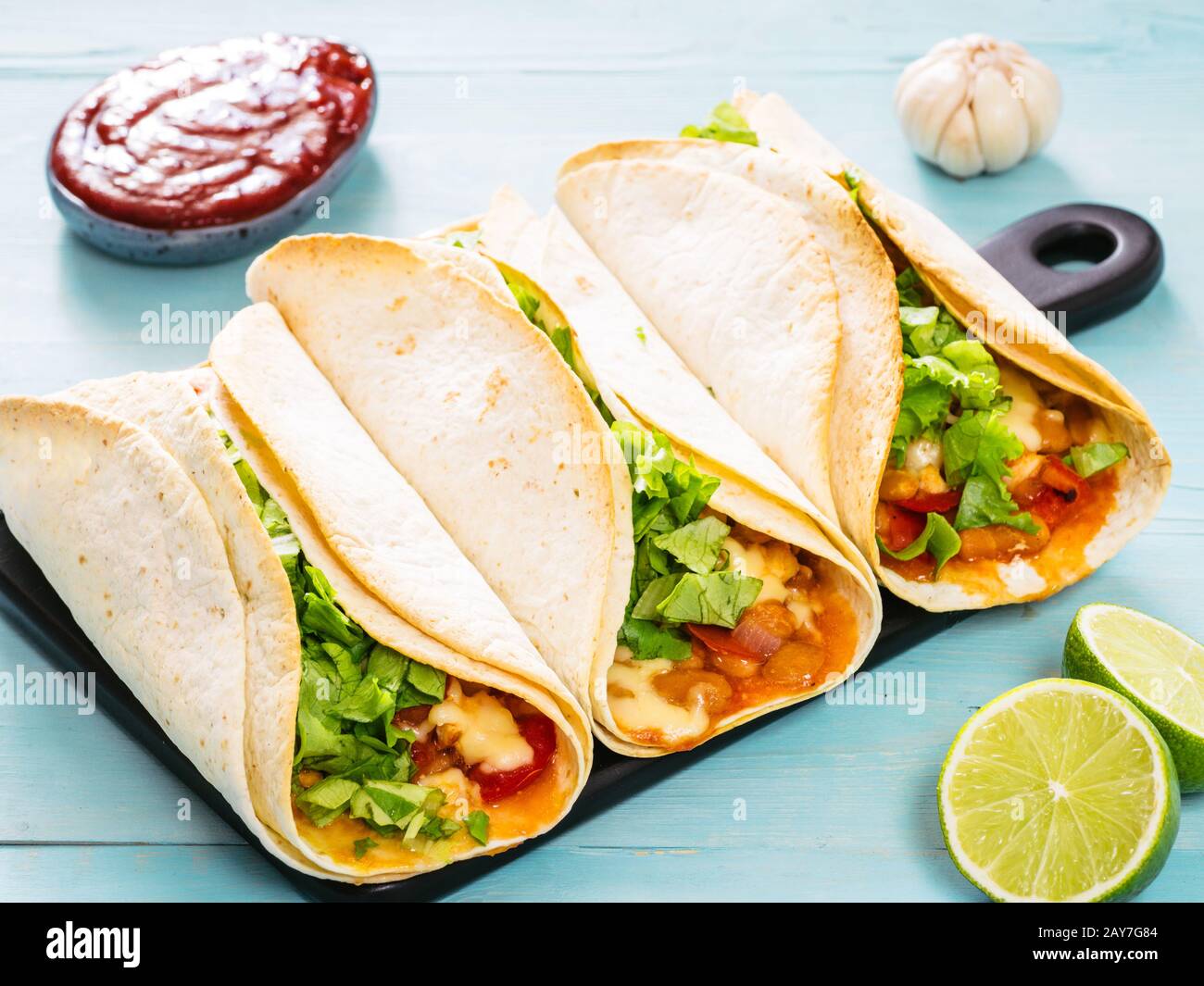 Latin food tacos blu su sfondo di legno Foto Stock