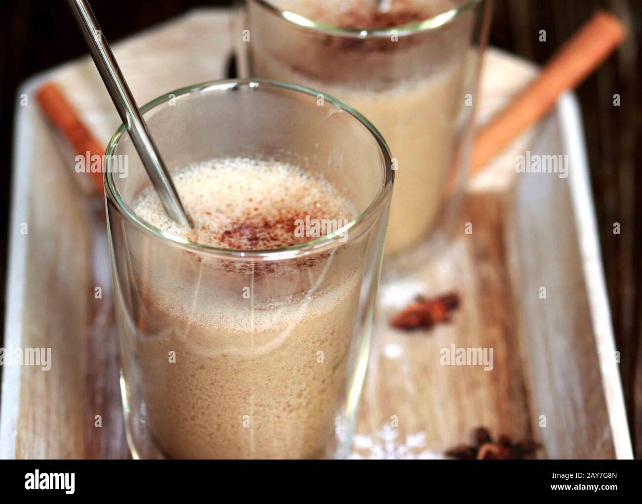 Chai eggnog. Latte decaffeinato. Gustoso caffè senza caffeina. Latte fatto in casa. Bevanda calda. Caffè caldo con cannella e latte Foto Stock