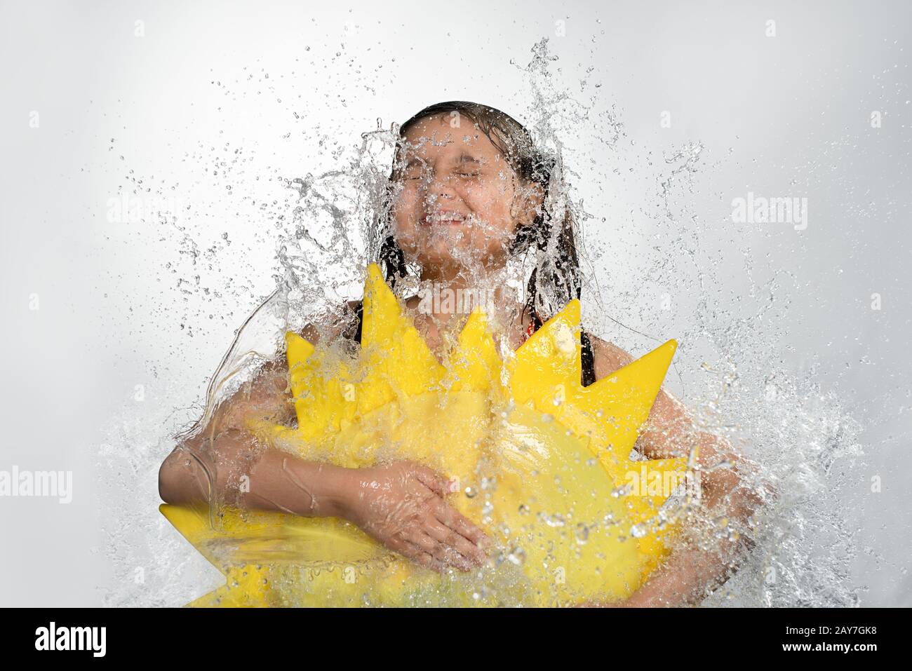 Adolescente nel flusso di acqua in caduta da top Foto Stock