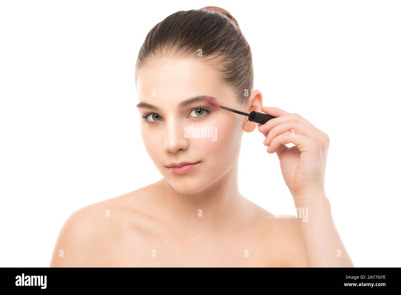 Occhio compongono applicare. Applicazione di mascara closeup, lunghe ciglia. trucco pennello. Isolato. Foto Stock