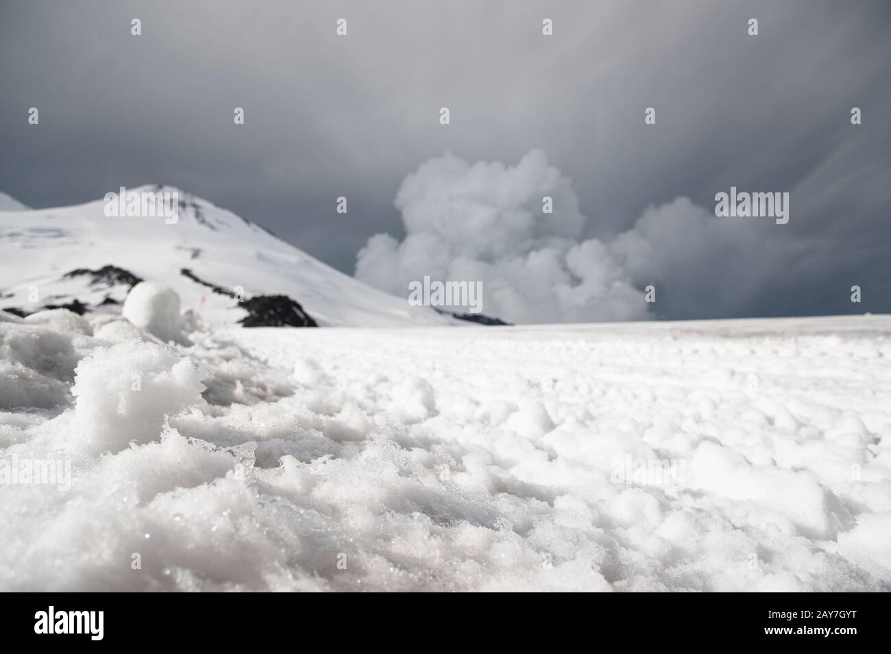 Le nuvole tempestose si aggirano sulla montagna innevata di Elbrus Foto Stock