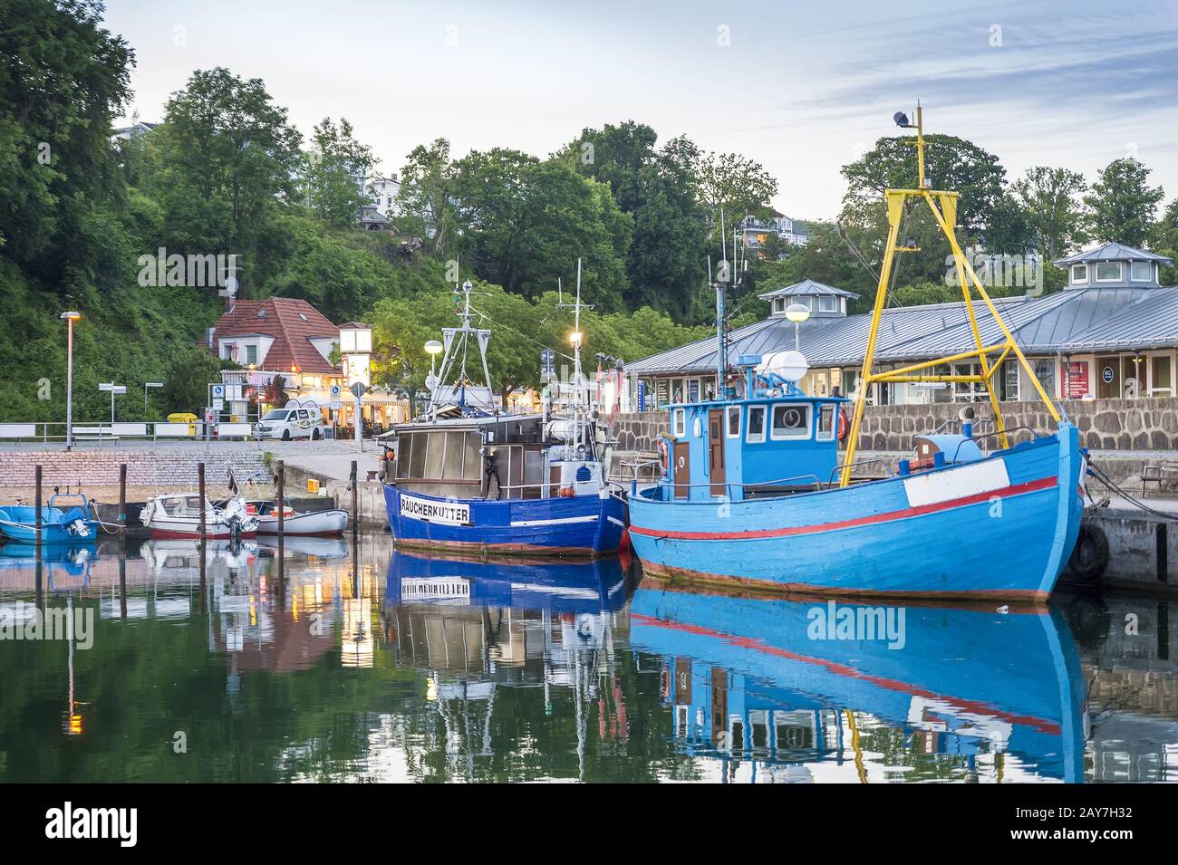 Taglierina da pesca nel porto al crepuscolo. Foto Stock