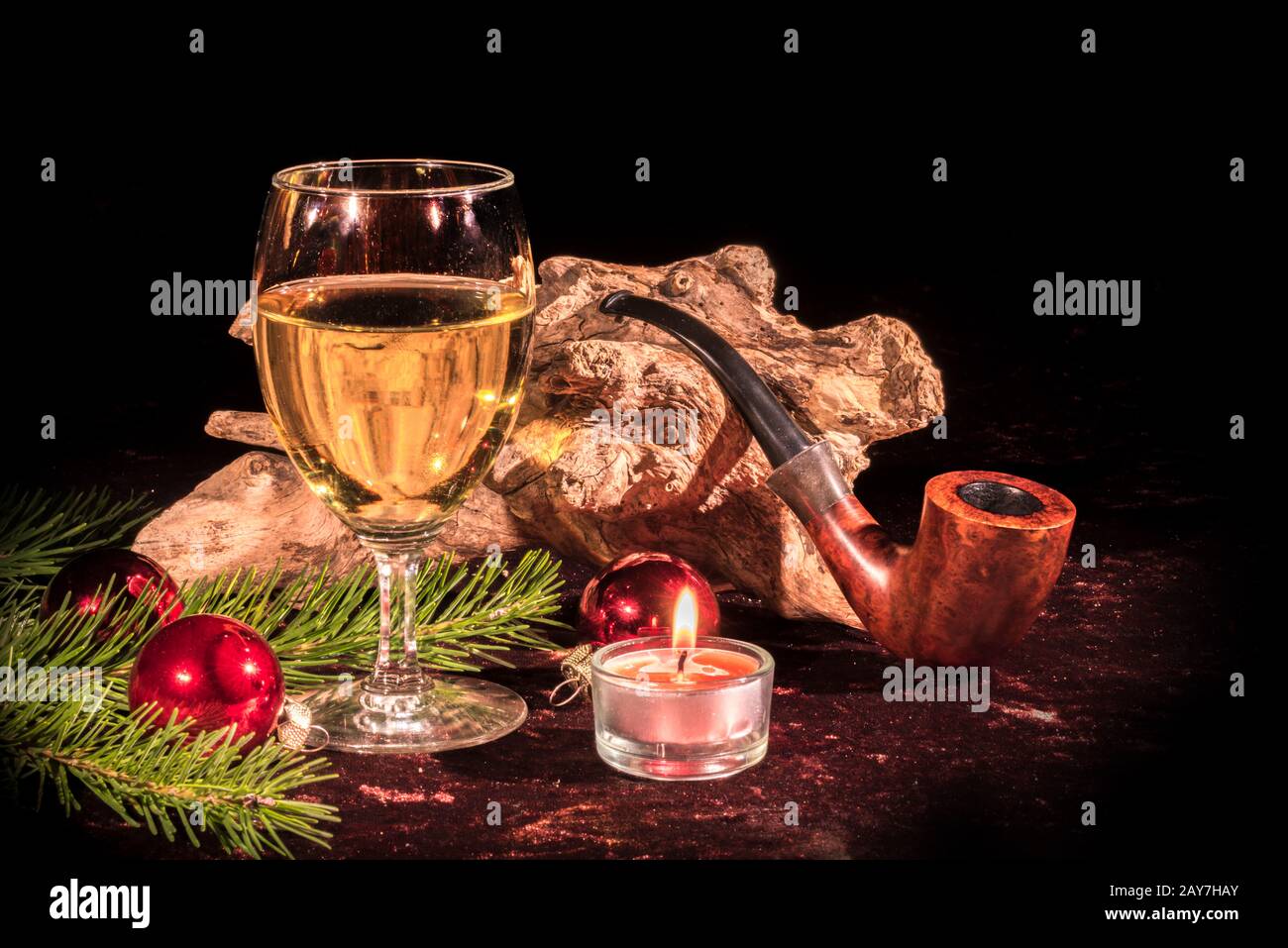 Pipe e vino in vetro decorato con palle di abete e di albero di Natale Foto Stock