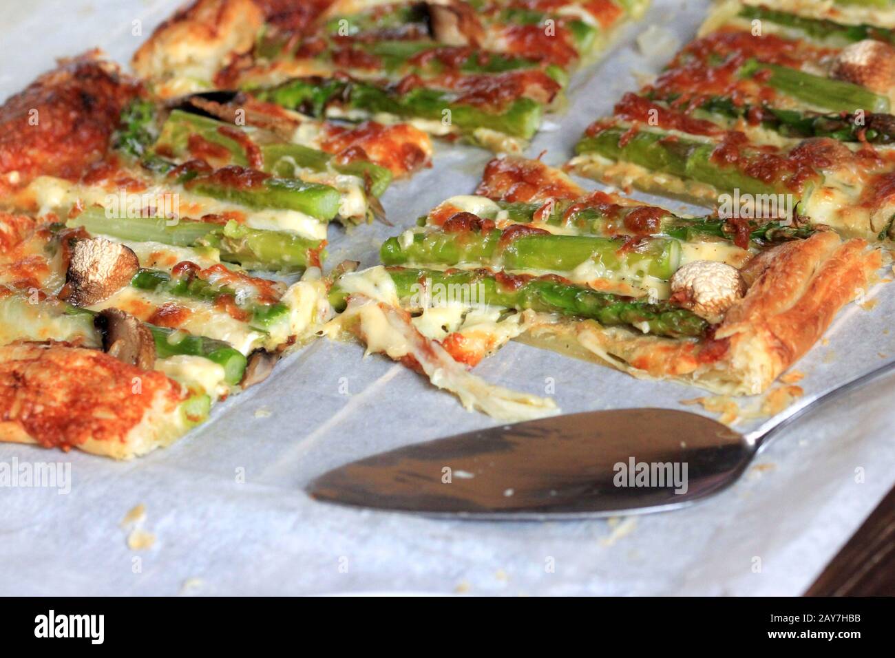 Pasta sfoglia con asparagi e formaggio. Uno spuntino delizioso e veloce con pasta sfoglia. Una cena perfetta e gustosa. Foto Stock