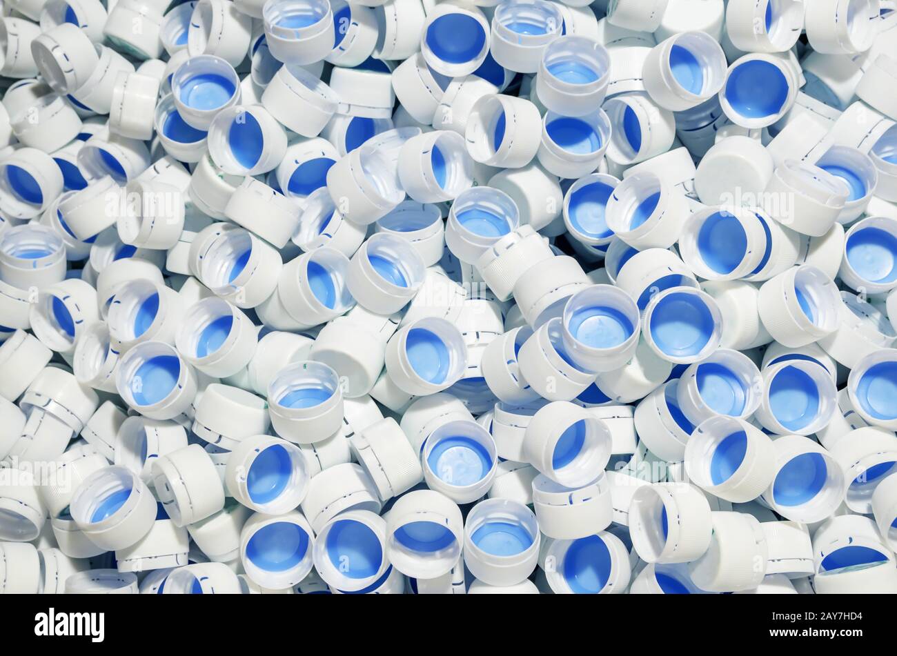 Tappi bianchi di bottiglie in plastica Foto Stock