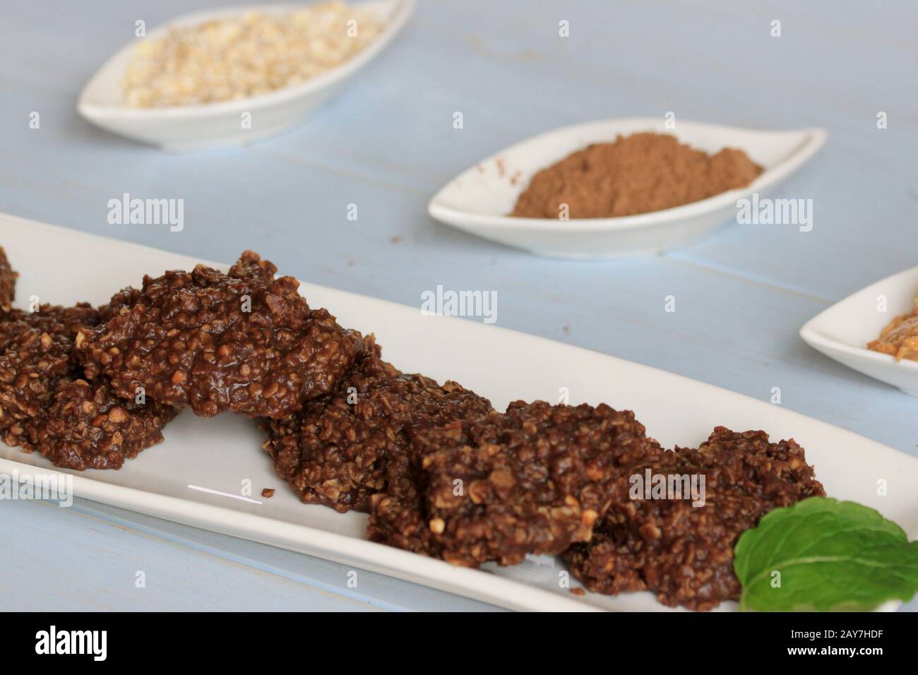 Biscotti al cioccolato con scaglie di avena. Biscotti per la colazione, biscotti al cioccolato Fatti In Casa e sani. Biscotti di farina d'avena con cioccolato. Foto Stock