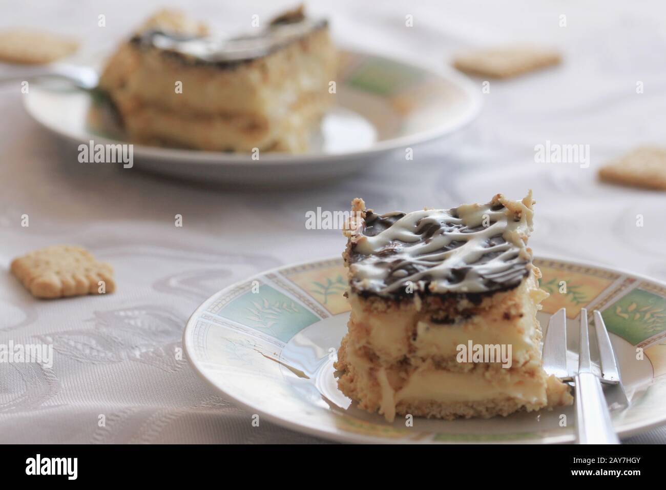 Torta Eclair. Una deliziosa torta fatta in casa con crema. Una torta di cioccolato veloce. Torta cremosa. Dolci sani. Dessert fatto in casa. Foto Stock