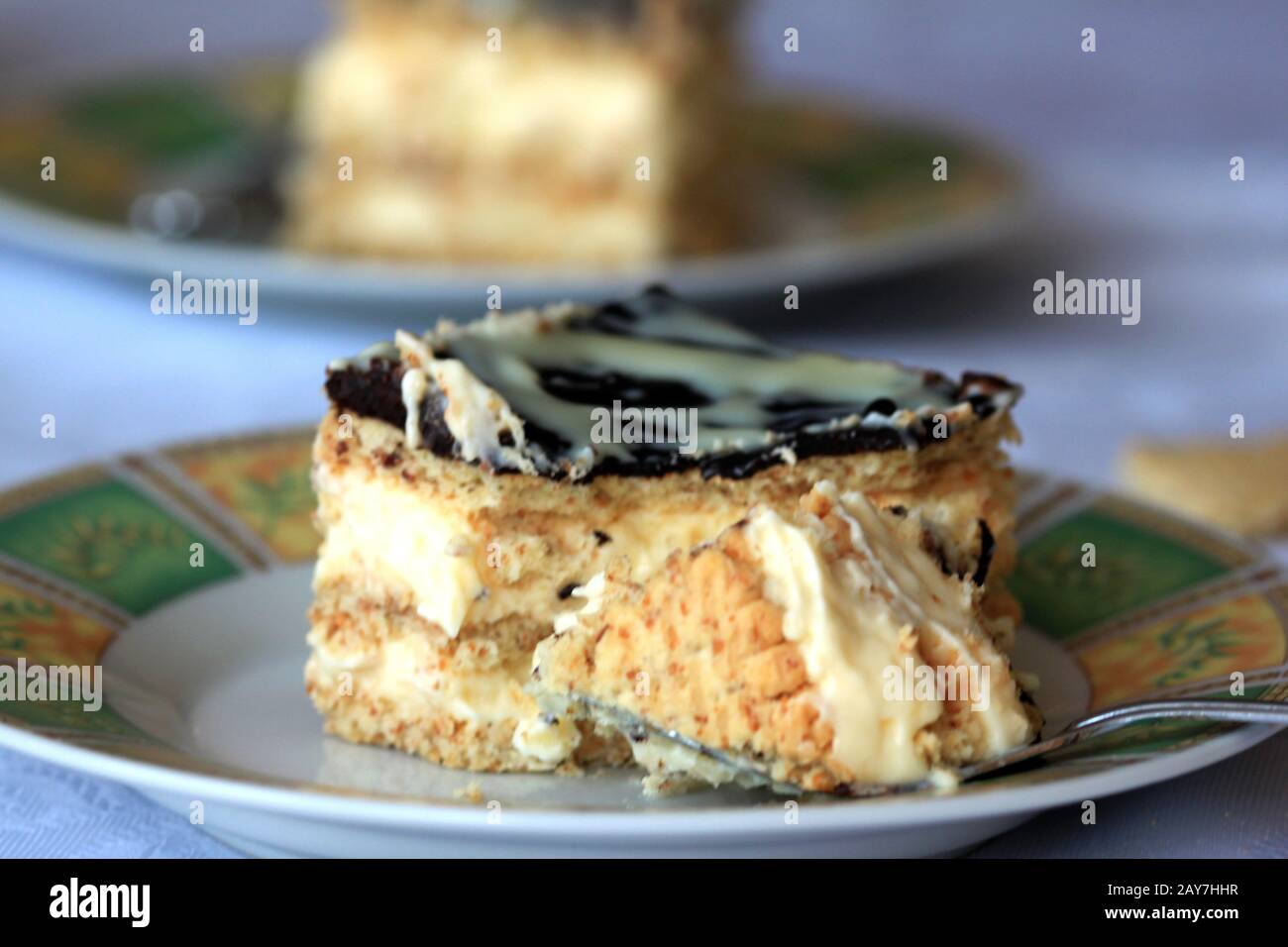 Torta Eclair. Una deliziosa torta fatta in casa con crema. Una torta di cioccolato veloce. Torta cremosa. Dolci sani. Dessert fatto in casa. Foto Stock