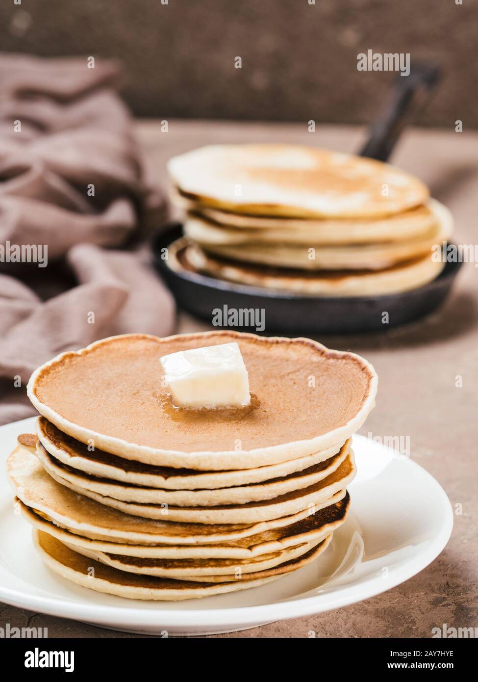 Pila di frittelle fatte in casa Foto Stock