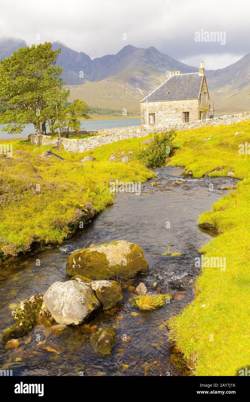 Una casa sul torrente all'isola sul lago di skye Scozia Foto Stock