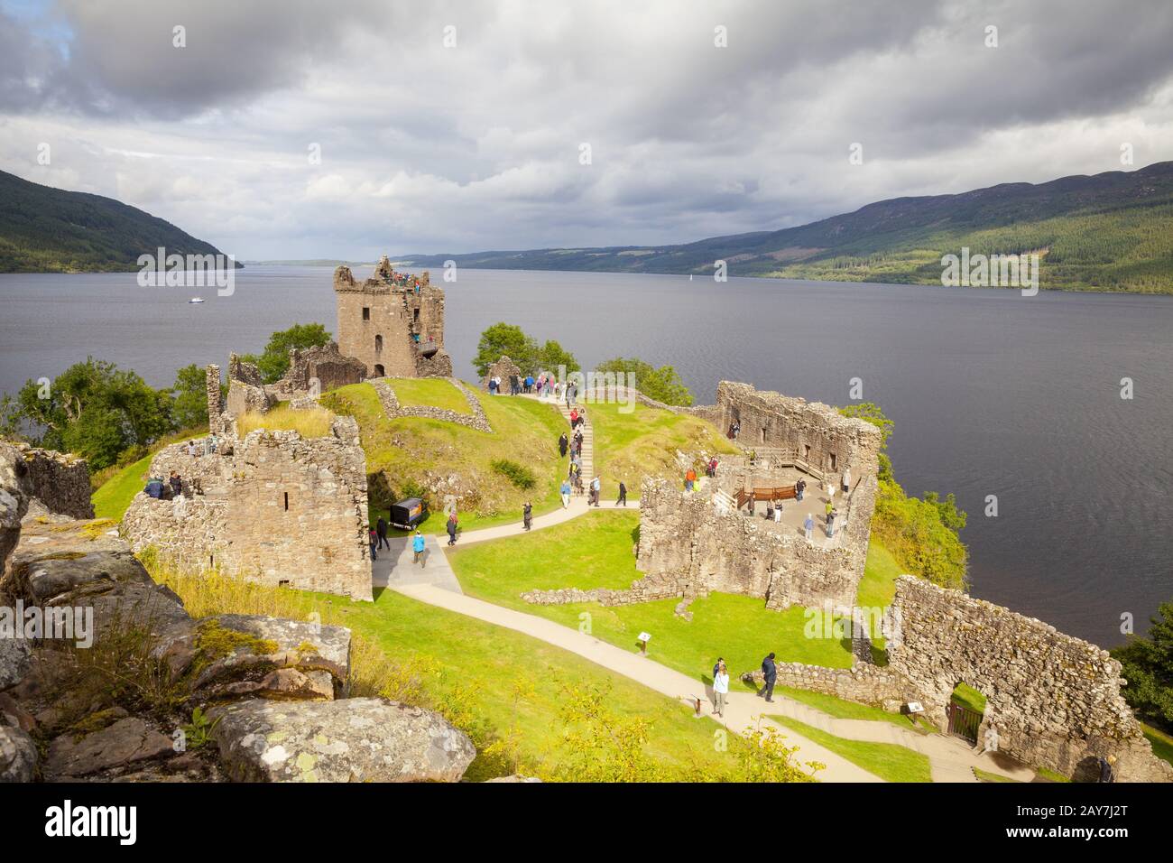 urquhart castello lockness scozia inghilterra in estate in un giorno con tempo variabile Foto Stock