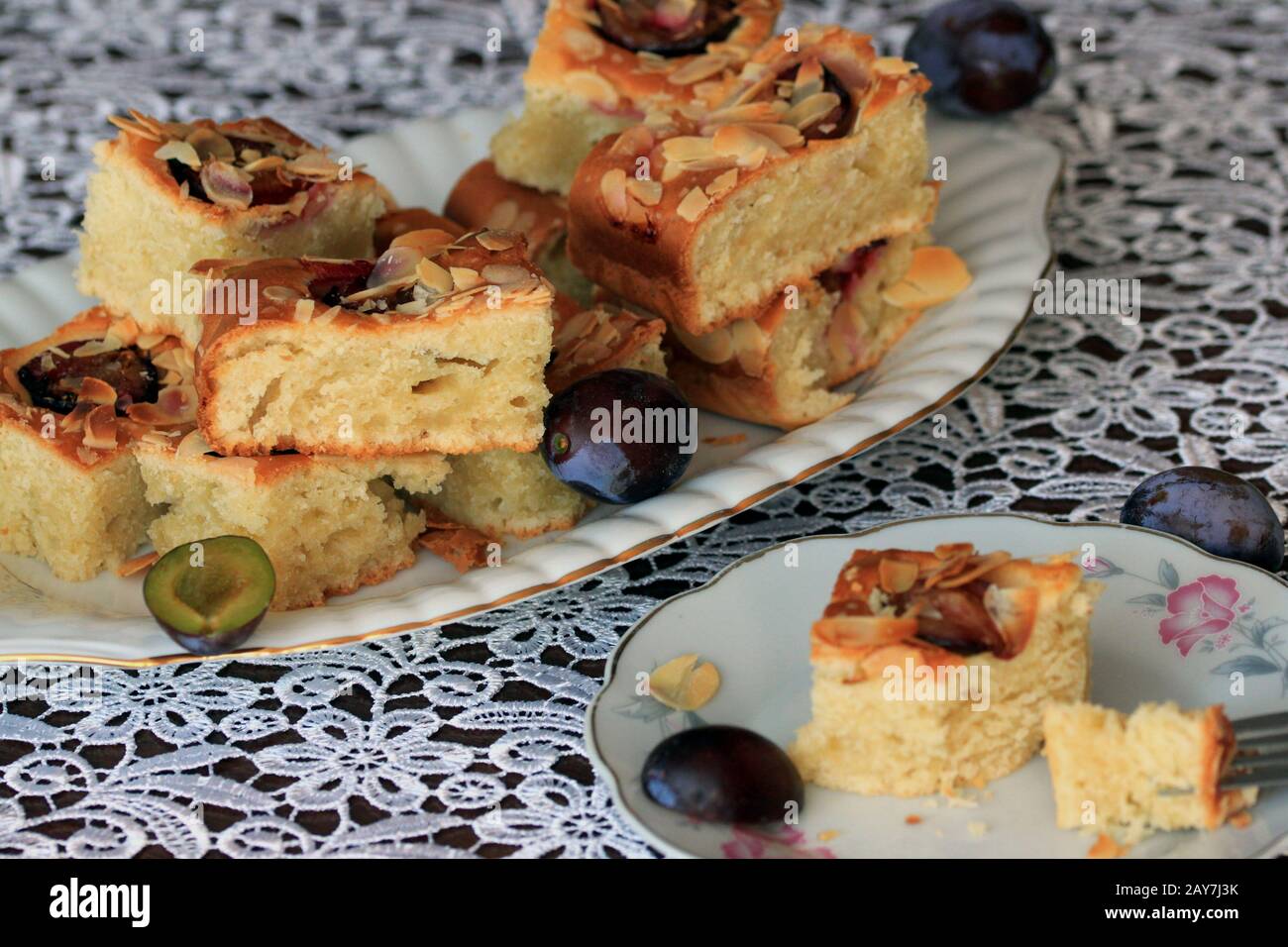 Torta con prugne e scaglie di mandorle. Torta fatta in casa. Torta con frutta. Un dessert delizioso e leggero. Torta di prugne. Torta in spugna con frutta. Foto Stock
