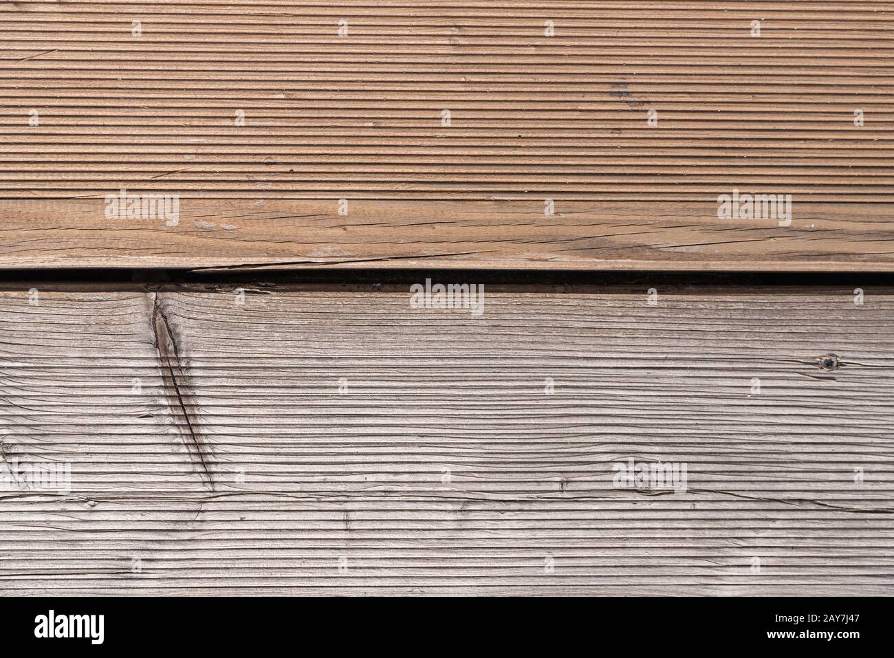 pavimento in legno con legno di larice di diverse età - contrasto ravvicinato Foto Stock