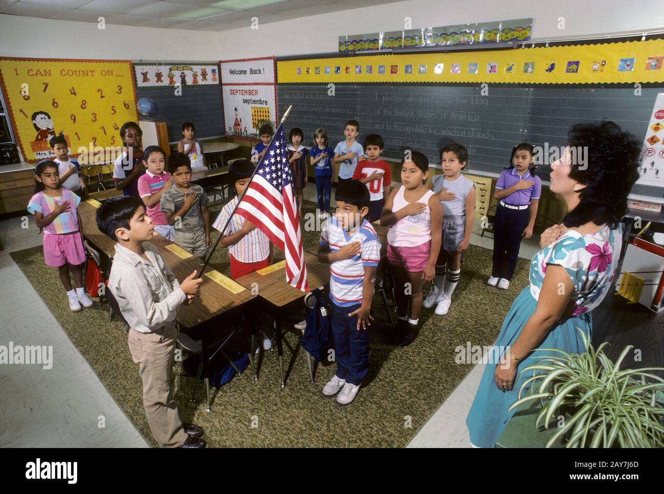 Austin, TX: Seconda classe bilingue che dice pegno di Allegiance. ©Bob Daemmrich Foto Stock