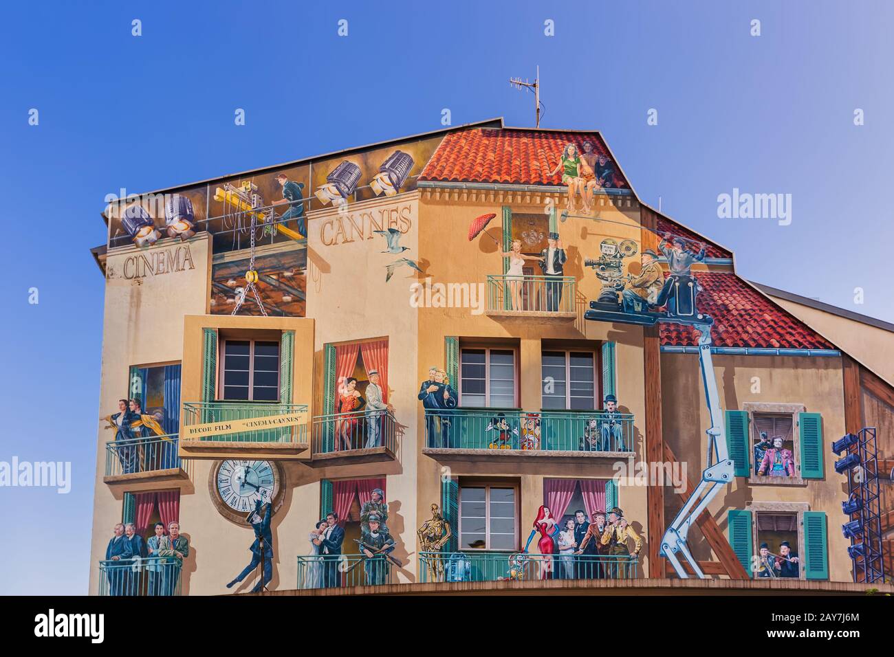 Cannes, Francia - 07 agosto 2017: Dipinti con scene di film famosi sulla facciata della stazione centrale degli autobus Foto Stock