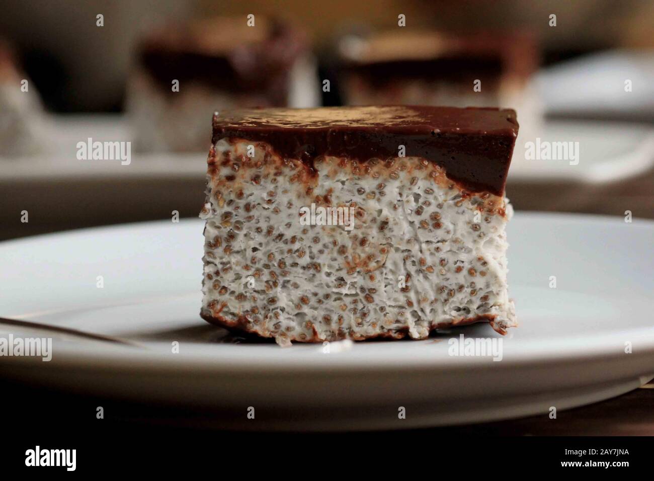 Marshmallow fatto in casa con semi di chia. Dolci sani. Torta fatta in casa, senza torta da forno. Una torta delicata. Latte di uccello sano vegano naturale fatto in casa Foto Stock
