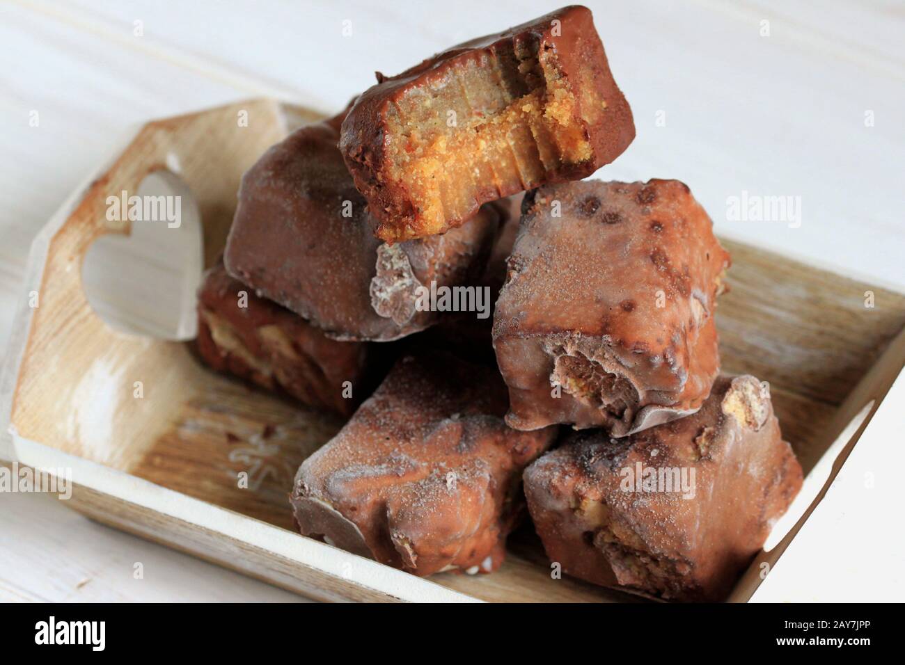 Bar di marca fatto in casa. Bar caramello, senza zucchero. Possiamo fare dolci sani noi stessi. Barra di cioccolato. Foto Stock