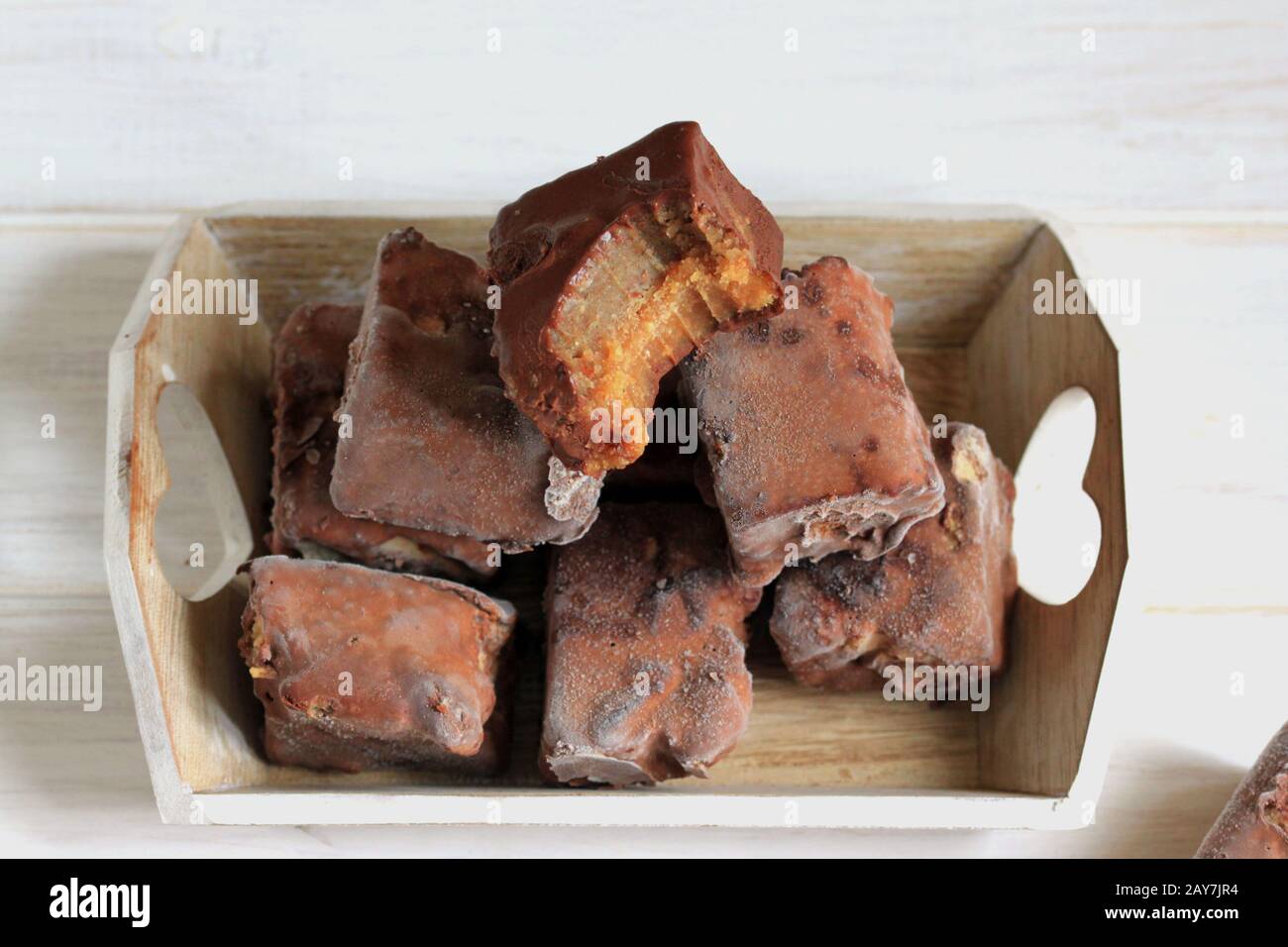 Bar di marca fatto in casa. Bar caramello, senza zucchero. Possiamo fare dolci sani noi stessi. Barra di cioccolato. Foto Stock