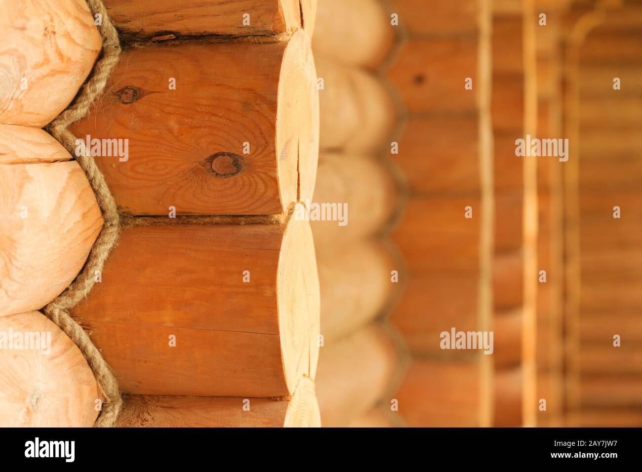 Primo piano di elementi di un blocco di legno e le sue mura in antico stile russo Foto Stock