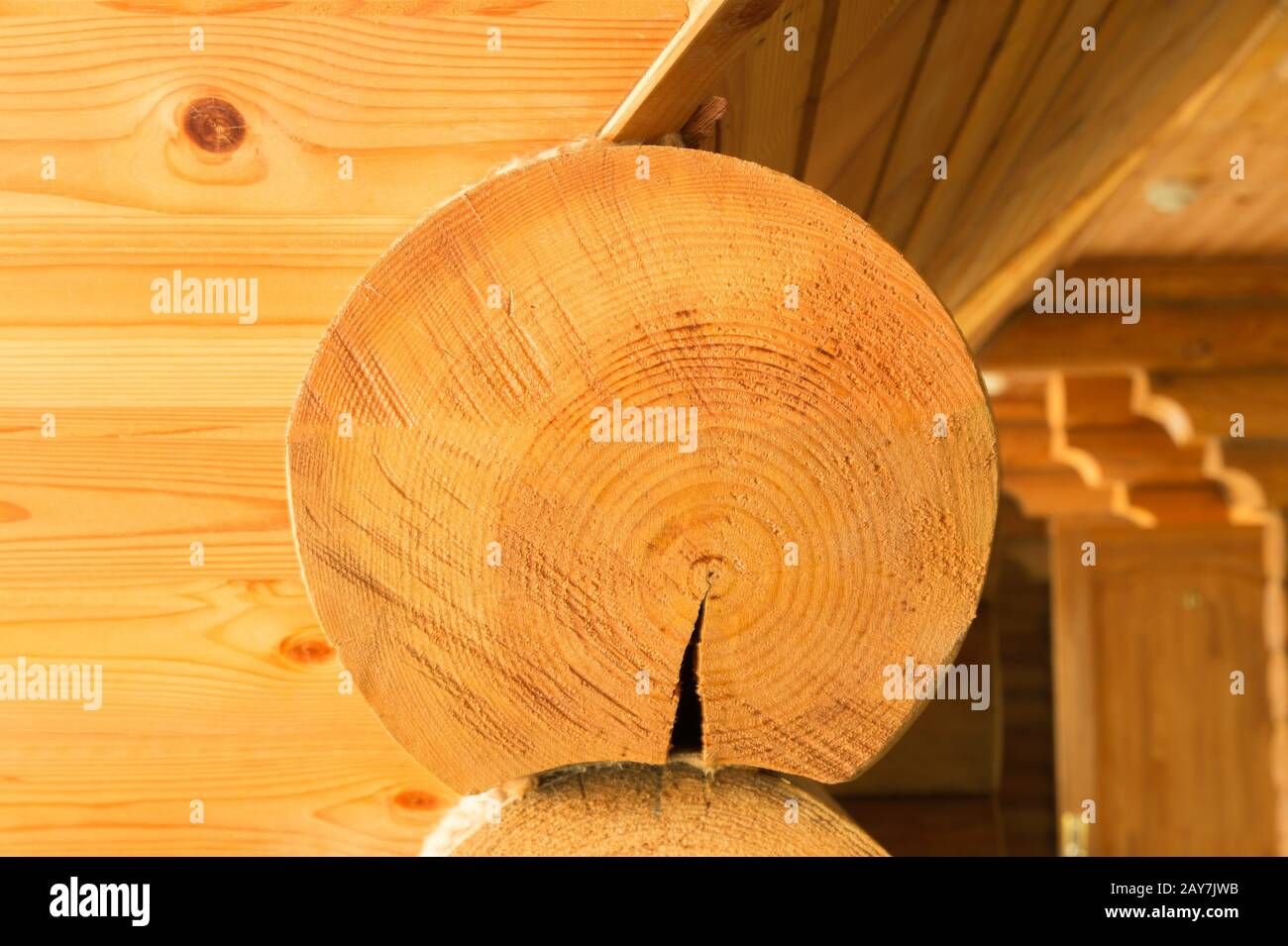 Primo piano di elementi di un blocco di legno e le sue mura in antico stile russo Foto Stock