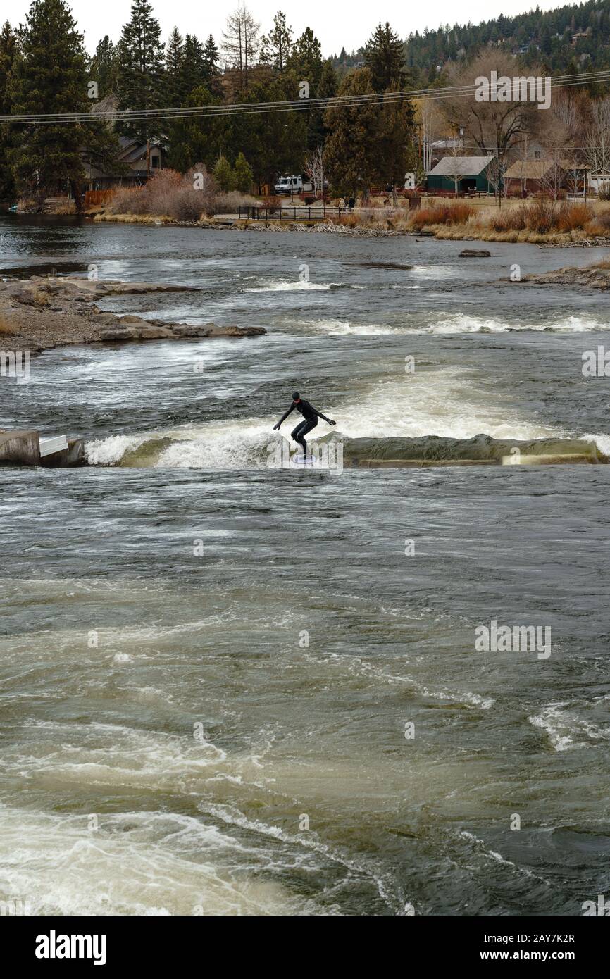 Surf sul fiume nel fiume Deschutes al Bend White Water Rapid Park di Bend Oregon. Foto Stock