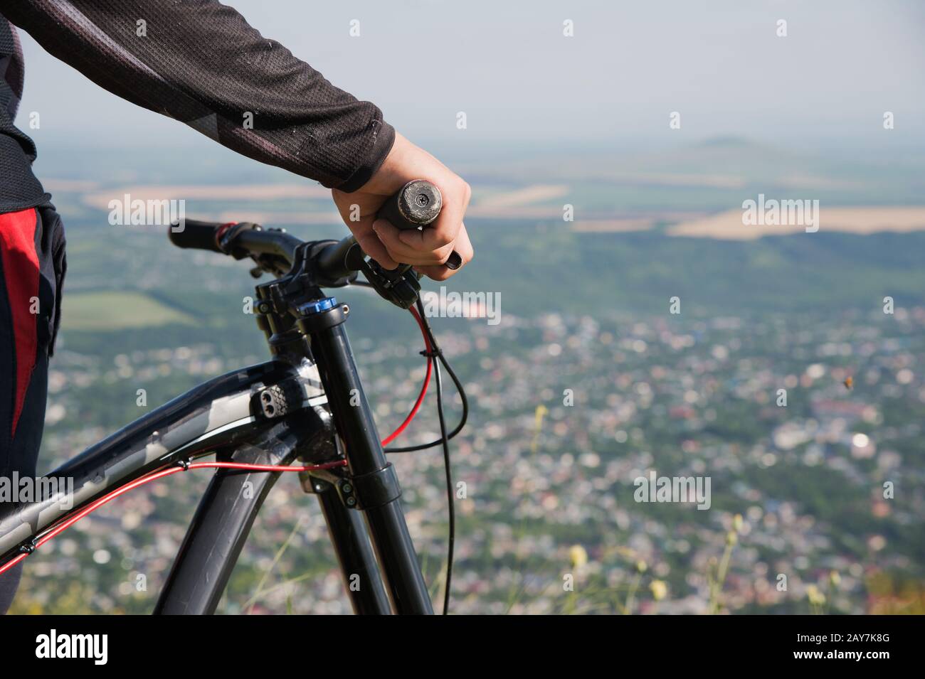 Primo piano della mano di un motociclista sul manubrio di una mountain bike Foto Stock
