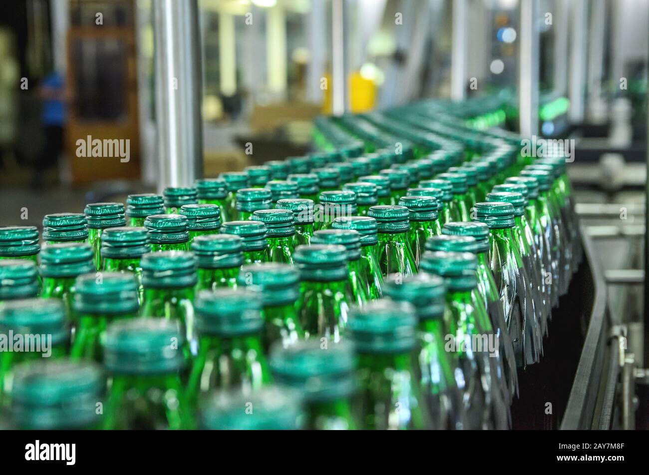 Primo piano su bottiglie di acqua minerale in materie e linee Foto Stock