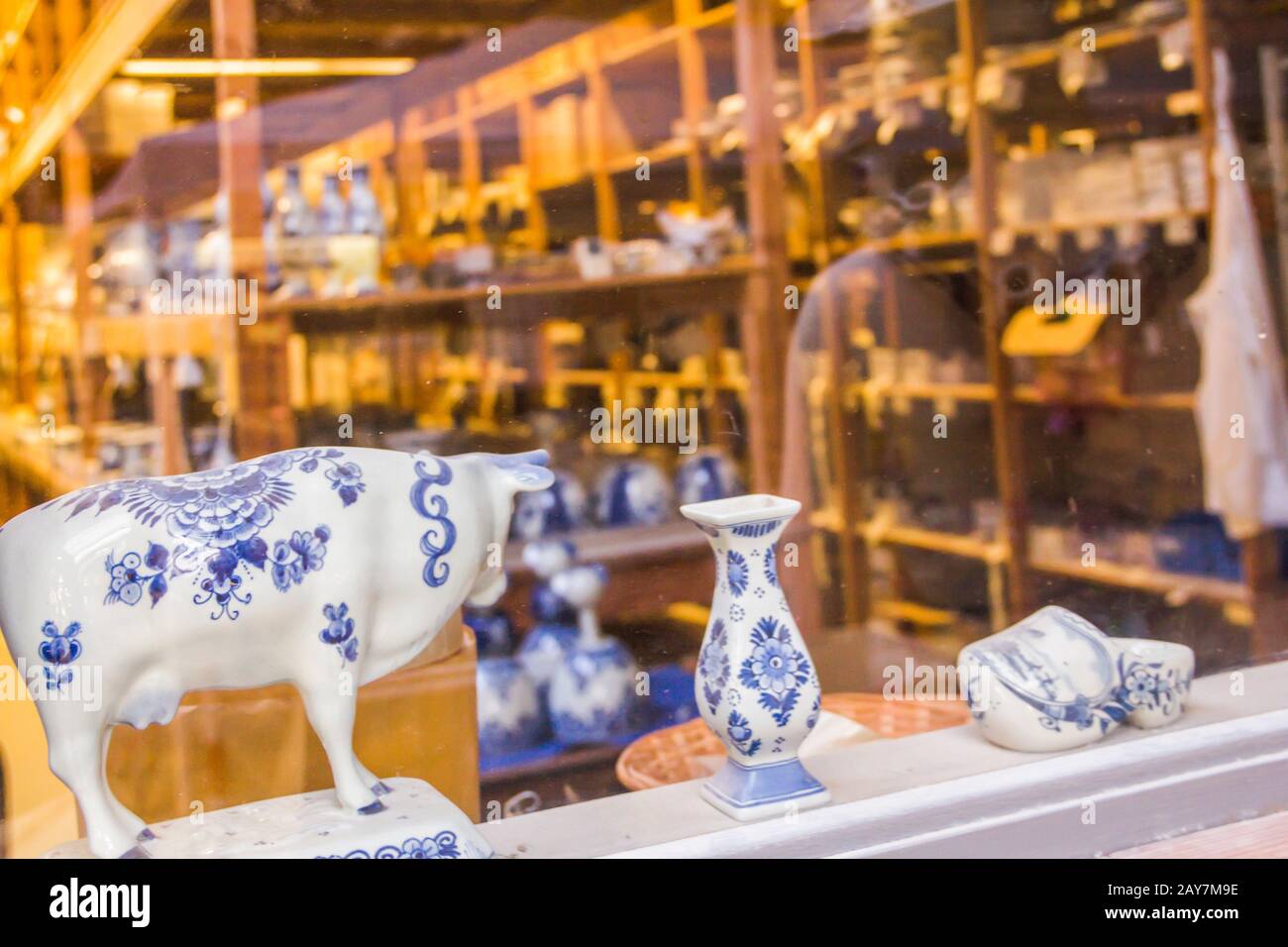 Delft, Paesi Bassi, 18 Gennaio 2020. Royal Delft Factory: Il processo, le fasi di invasatura (produzione) di ceramica tradizionale di porcellana blu Foto Stock