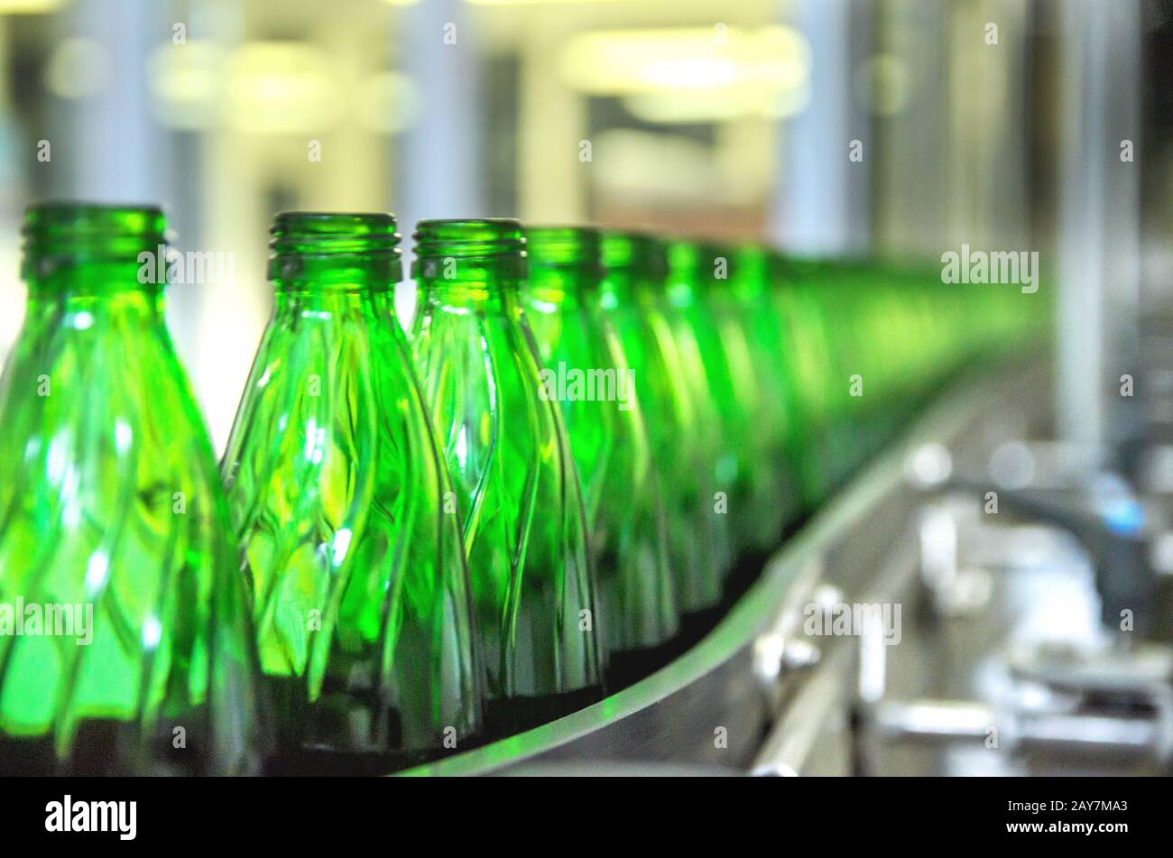 Primo piano su bottiglie di acqua minerale in materie e linee Foto Stock