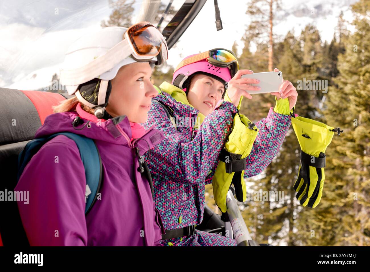 donne snowboarder fotografati al telefono Foto Stock